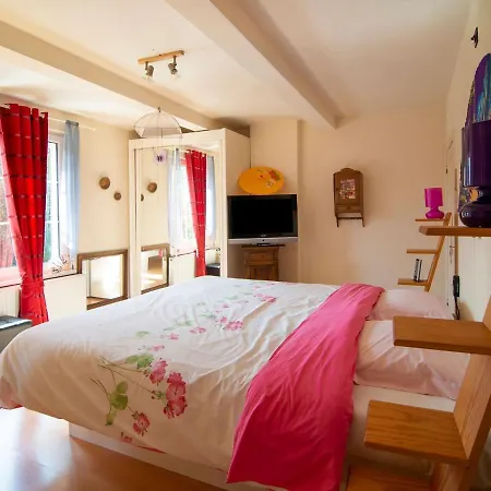 Charming Holiday In Near Forest Ferienhaus
